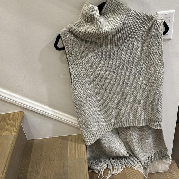 Thakoon unique turtleneck with cool unique opening in the front - Picture 5 of 5